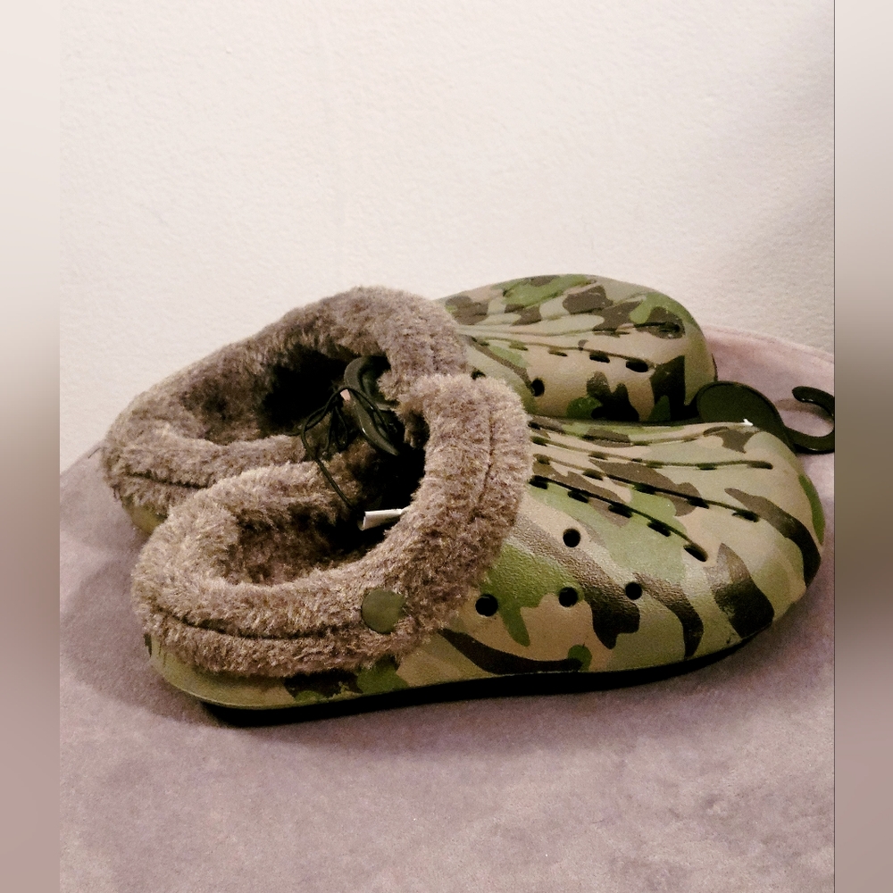 Youth furry slides camo size 12